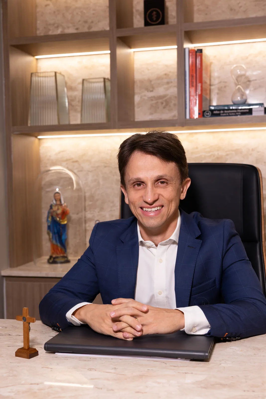 Dr. Gustavo Inácio, urologista e andrologista em Goiânia, em seu consultório no Jardim Goiás