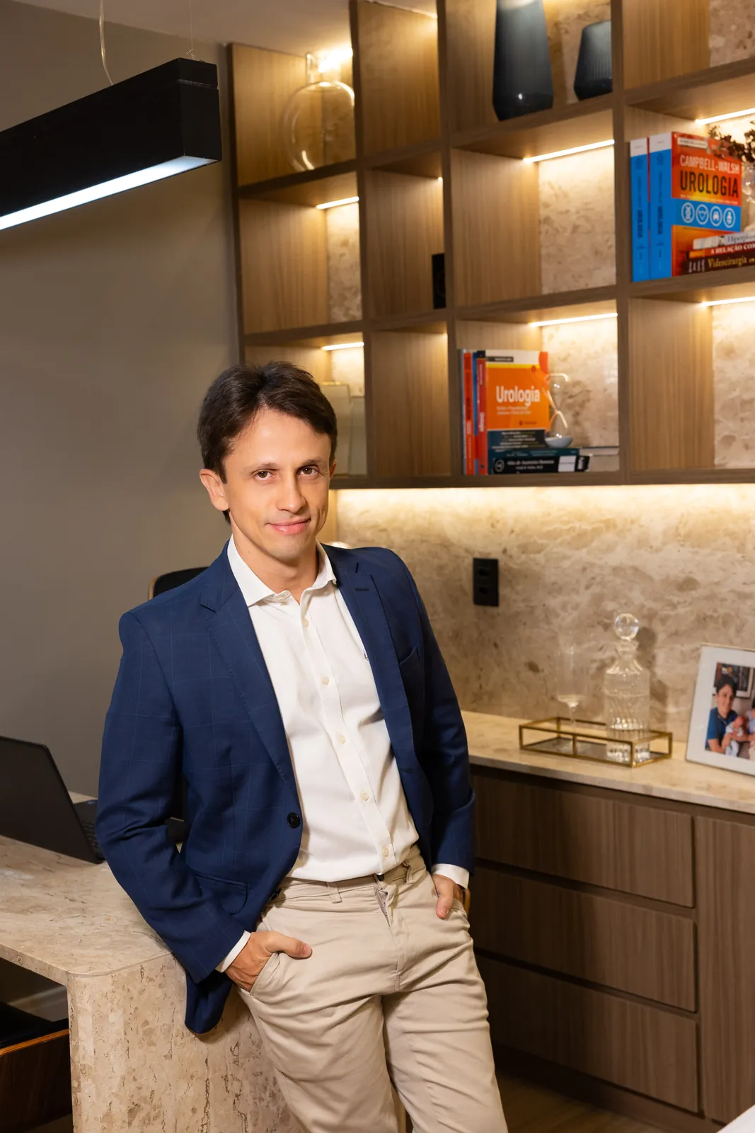 Dr. Gustavo Inácio, médico urologista, em pé no consultório em Goiânia